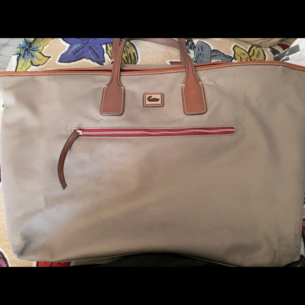 Tote gently ♥️used needs a wipe down